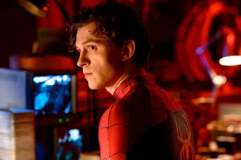 Depois de ser esquecido, graças a uma poção do Doutor Estranho, Peter Parker tenta reconstruir a vida
