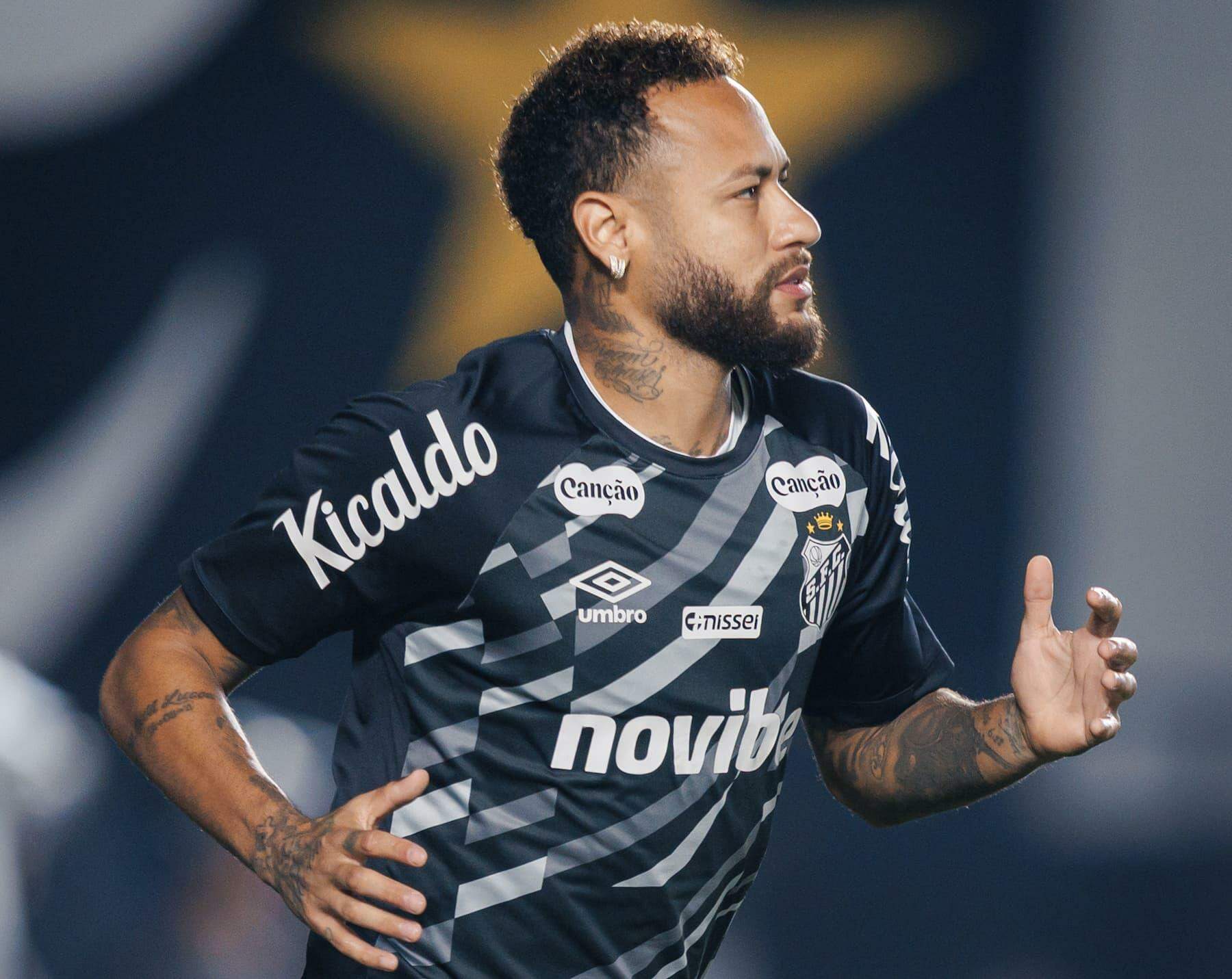 Neymar recebeu o terceiro cartão amarelo na rodada passada e está fora da partida deste domingo (9)