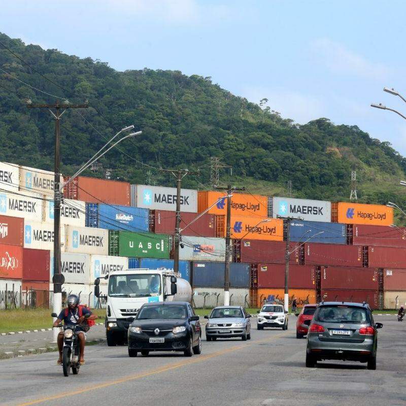 Contêineres na Avenida Santos Dumont: Vicente de Carvalho já concentra atividades portuárias em Guarujá