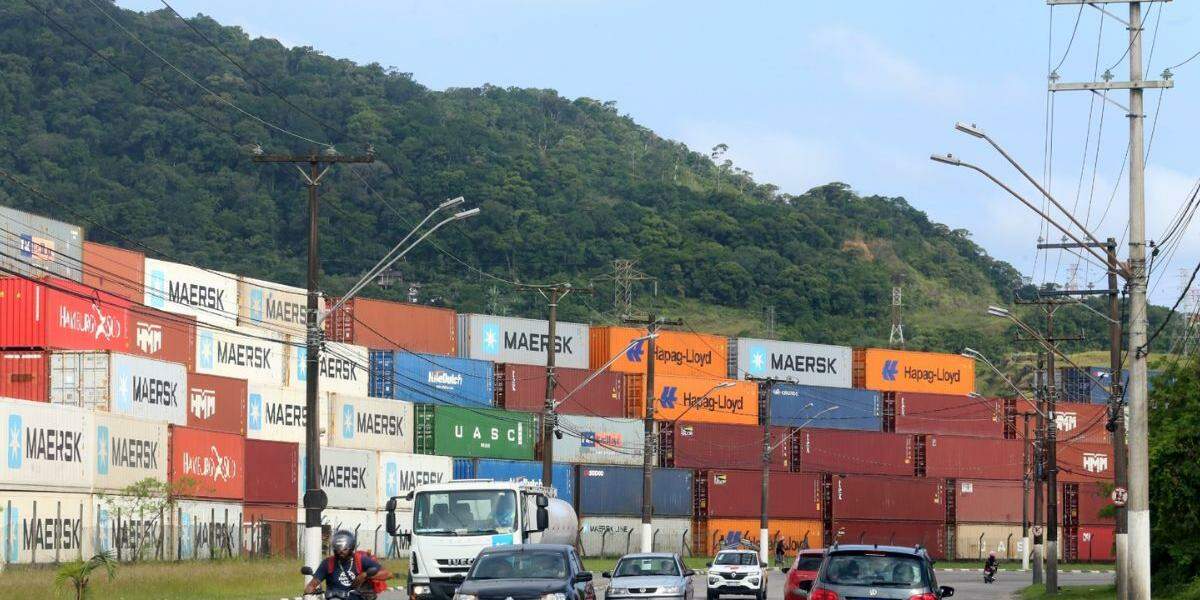 Contêineres na Avenida Santos Dumont: Vicente de Carvalho já concentra atividades portuárias em Guarujá