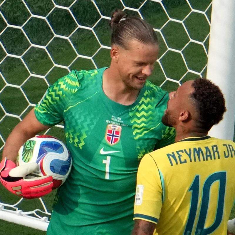 Goleiro norueguês que eliminou o Brasil na Copa e provocou Neymar assina com o RB Leipzig