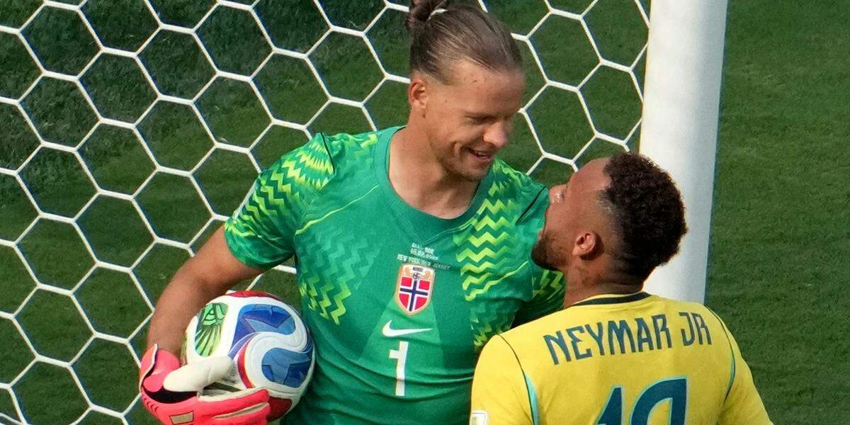 Goleiro norueguês que eliminou o Brasil na Copa e provocou Neymar assina com o RB Leipzig
