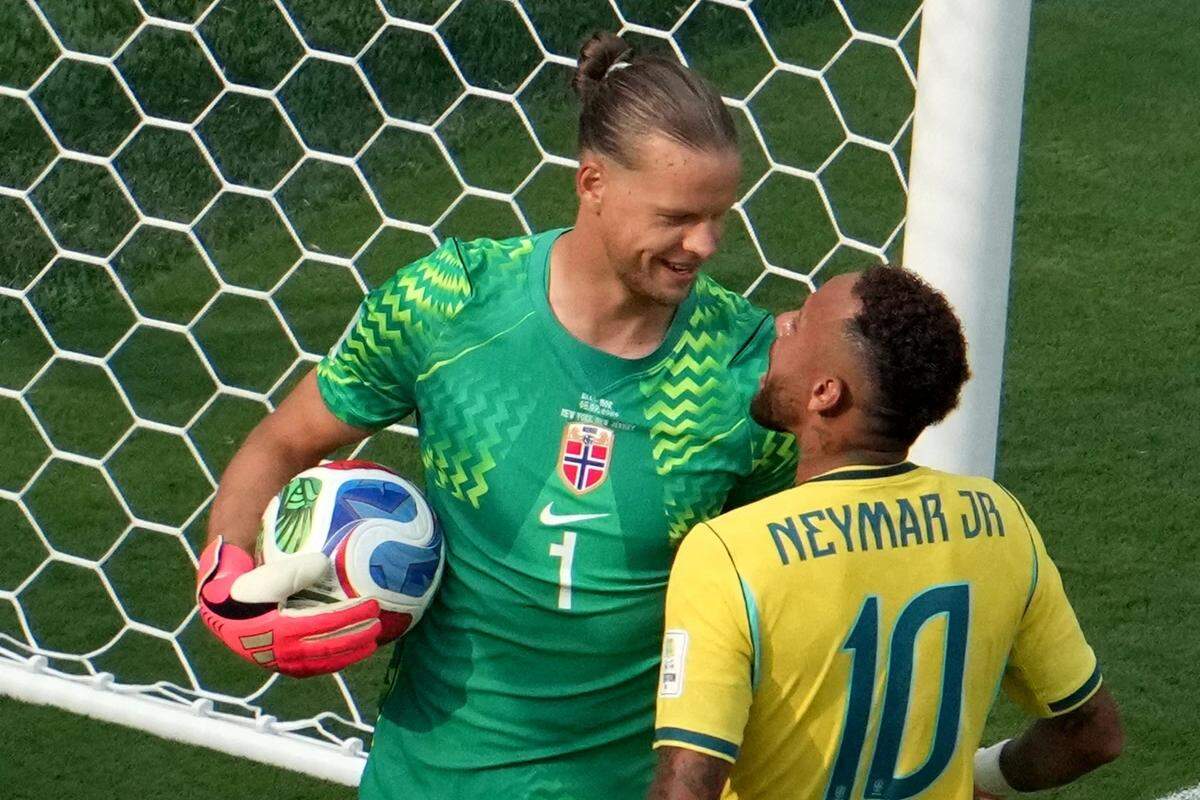 Goleiro norueguês que eliminou o Brasil na Copa e provocou Neymar assina com o RB Leipzig