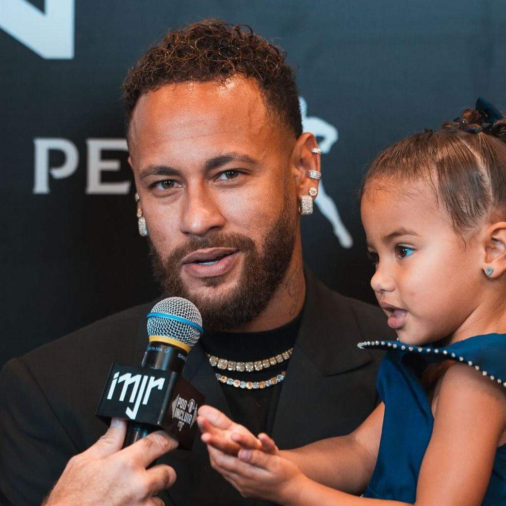 Neymar com a filha, Mavie, durante o leilão beneficente do seu instituto, na noite de segunda, em São Paulo