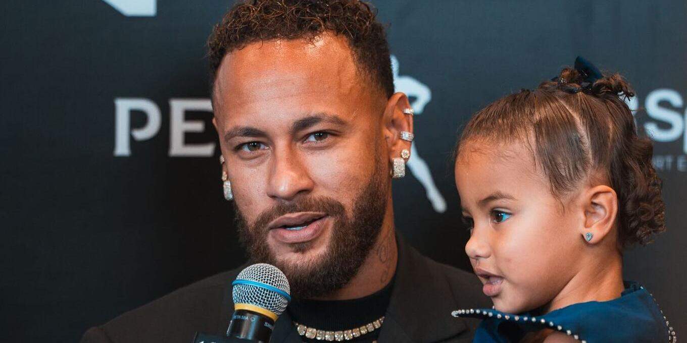 Neymar com a filha, Mavie, durante o leilão beneficente do seu instituto, na noite de segunda, em São Paulo