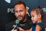 Neymar com a filha, Mavie, durante o leilão beneficente do seu instituto, na noite de segunda, em São Paulo