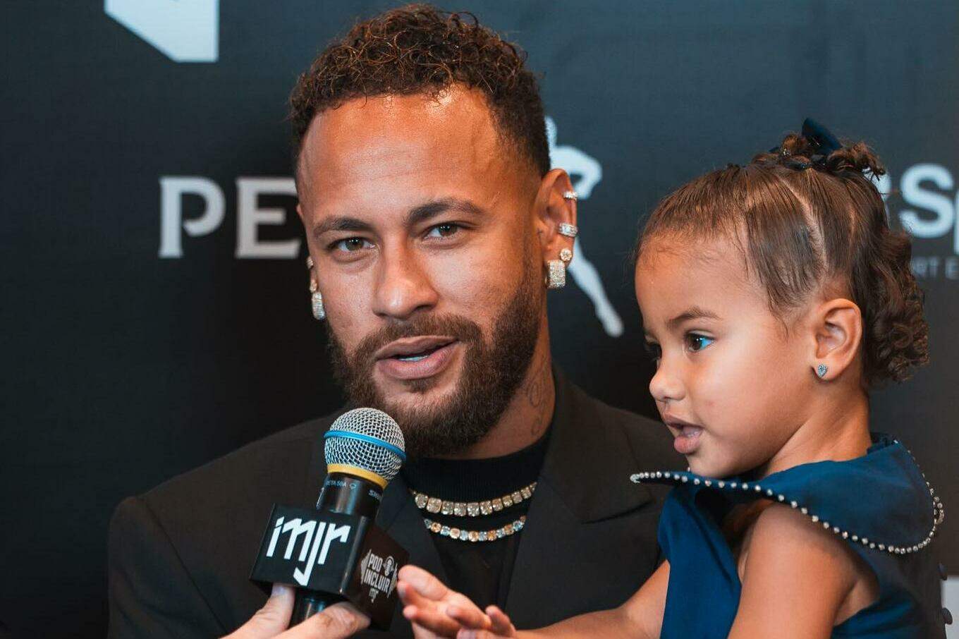 Neymar com a filha, Mavie, durante o leilão beneficente do seu instituto, na noite de segunda, em São Paulo