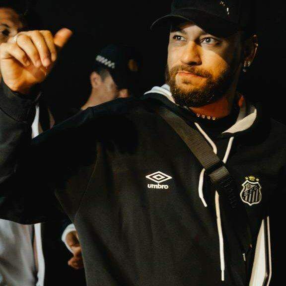 Suspenso no Brasileirão, Neymar não enfrenta o Athletico-PR neste domingo, na Vila Belmiro