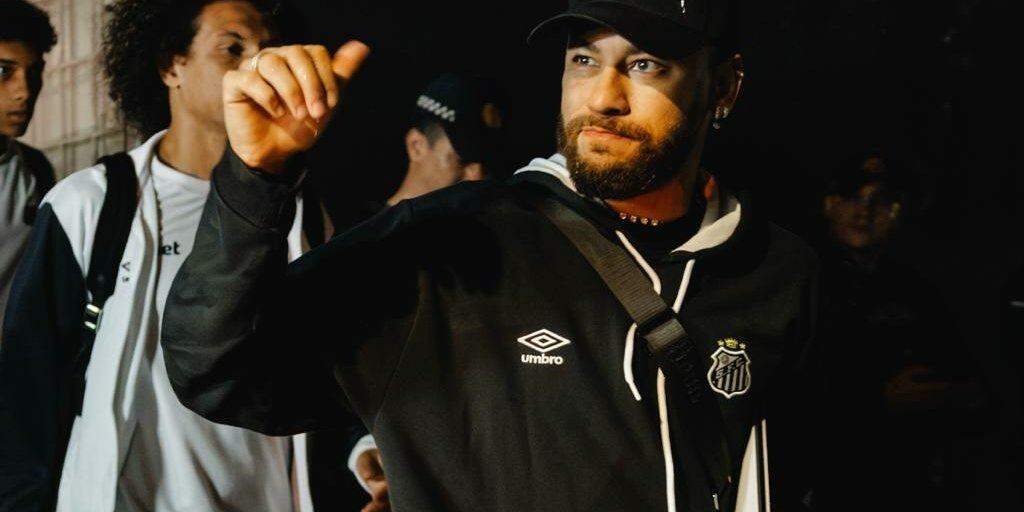 Suspenso no Brasileirão, Neymar não enfrenta o Athletico-PR neste domingo, na Vila Belmiro