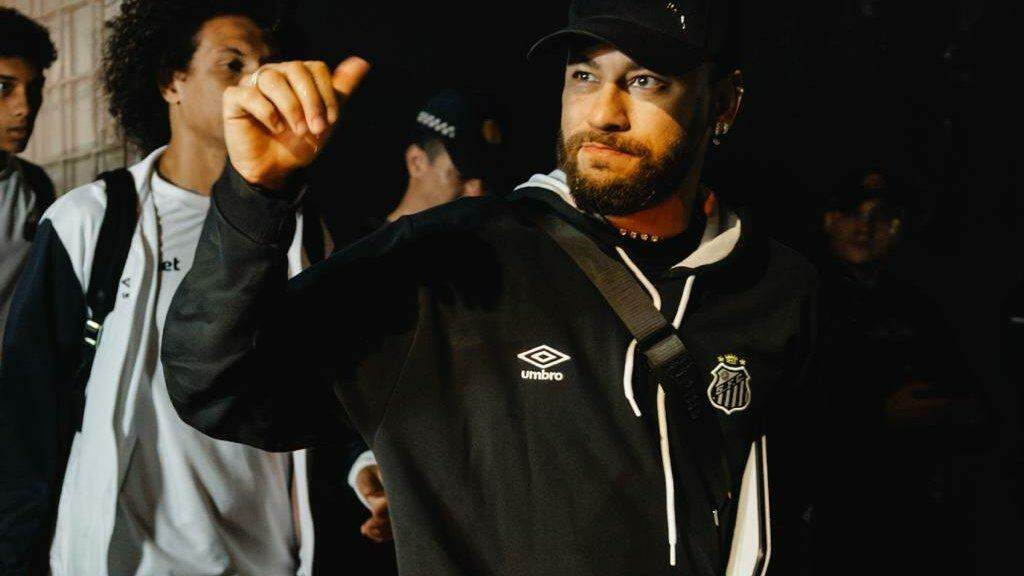 Suspenso no Brasileirão, Neymar não enfrenta o Athletico-PR neste domingo, na Vila Belmiro