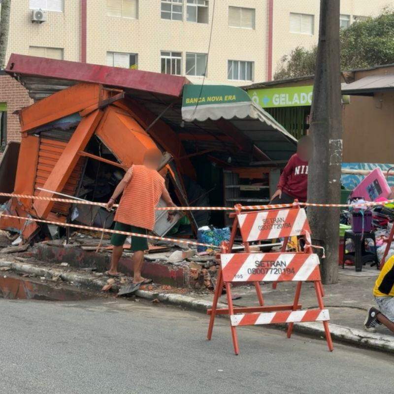 Área foi isolada após o veículo ser retirado do local