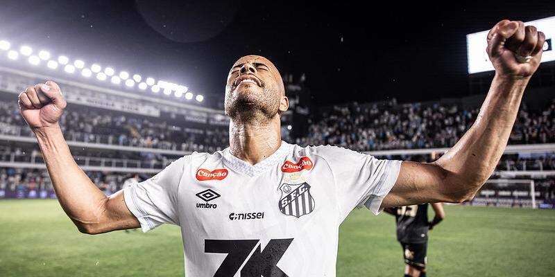 Mayke fez apenas 20 jogos pelo Santos, nunca se firmou no time titular e virou alvo da torcida