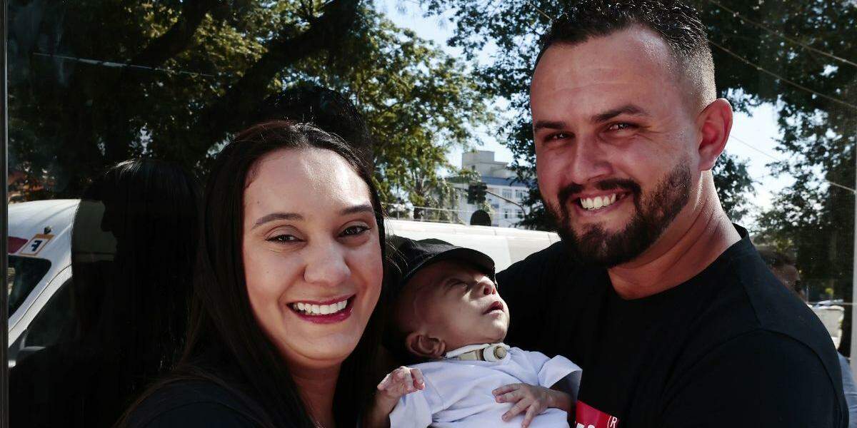 Menino saiu à rua nesta quinta-feira pela primeira vez na vida: alegria e gratidão