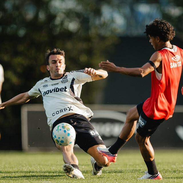 João Schmidt, que voltou contra o Remo, pode ser mantido no meio-campo contra o Athletico-PR