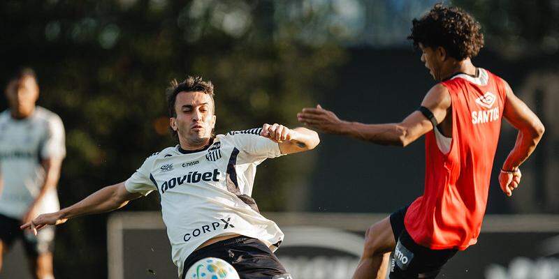 João Schmidt, que voltou contra o Remo, pode ser mantido no meio-campo contra o Athletico-PR