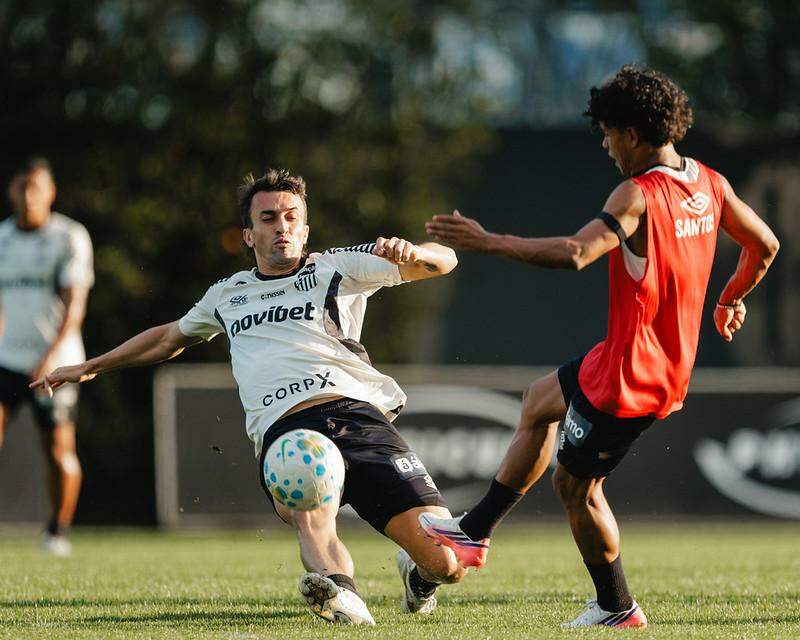 João Schmidt, que voltou contra o Remo, pode ser mantido no meio-campo contra o Athletico-PR