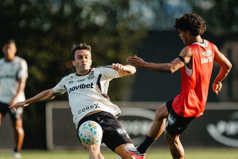 João Schmidt, que voltou contra o Remo, pode ser mantido no meio-campo contra o Athletico-PR
