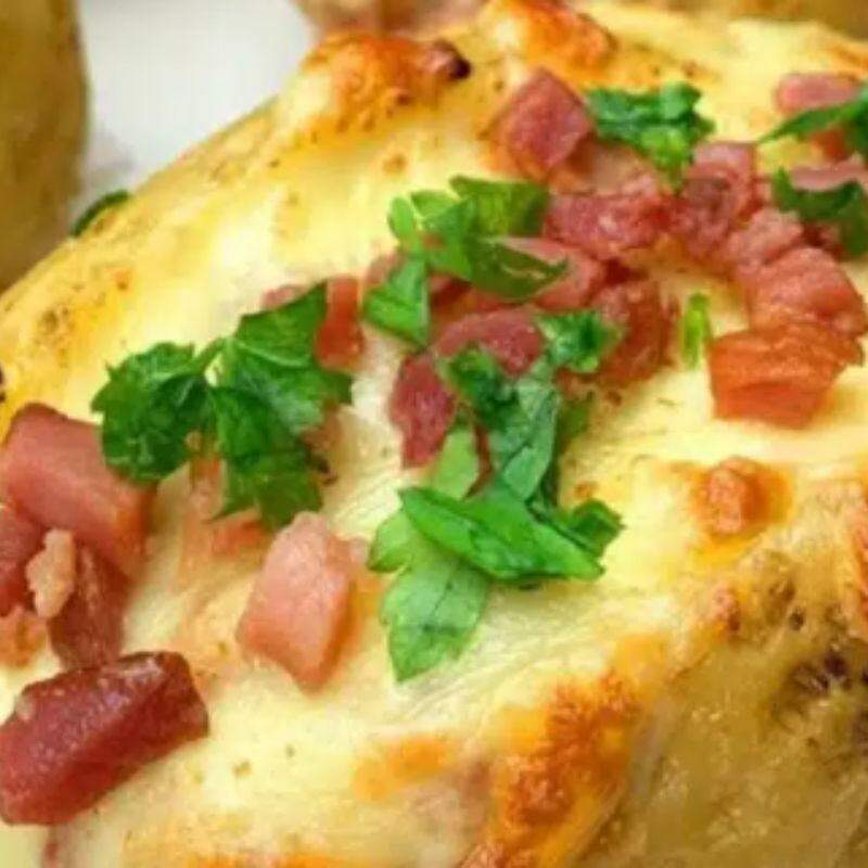 A batata recheada pode virar uma refeição completa sem ficar uma hora dentro do forno
