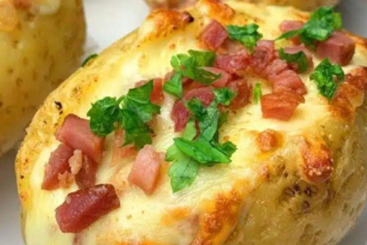 A batata recheada pode virar uma refeição completa sem ficar uma hora dentro do forno
