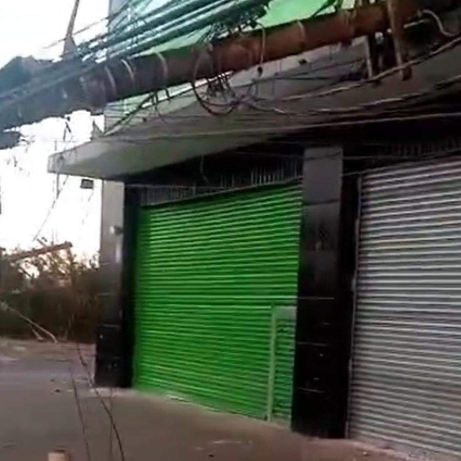 Poste caiu na Avenida Presidente Vargas, em Guarujá