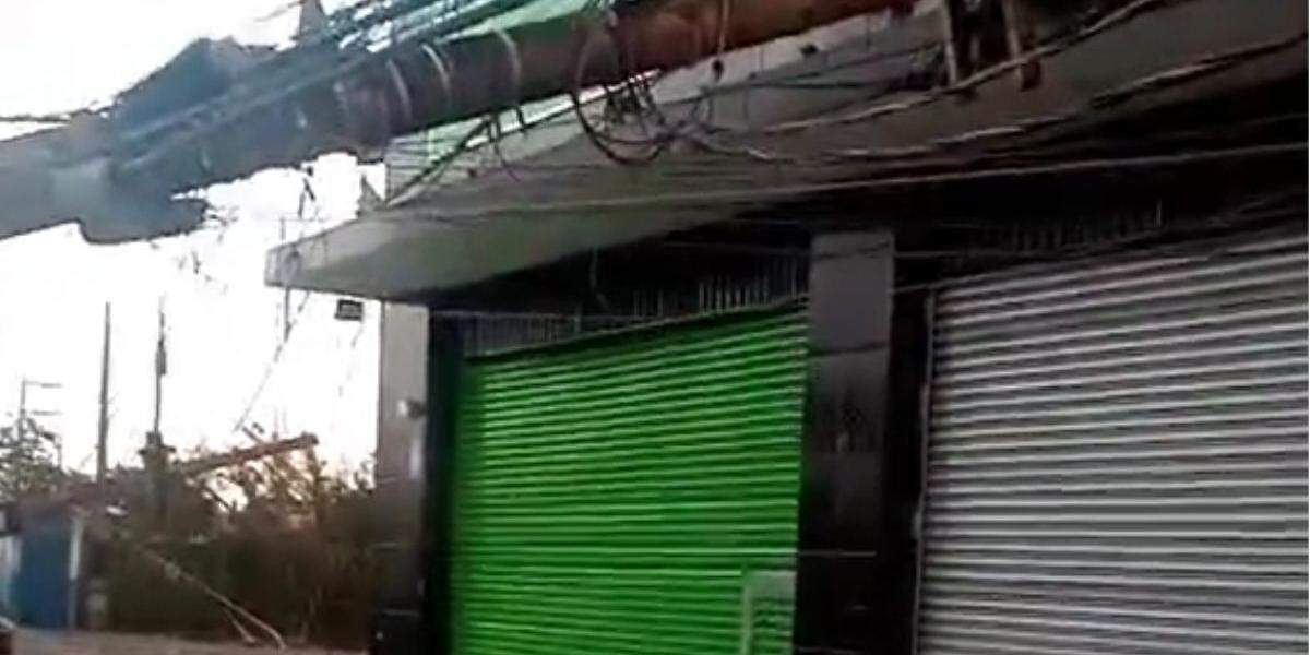 Poste caiu na Avenida Presidente Vargas, em Guarujá