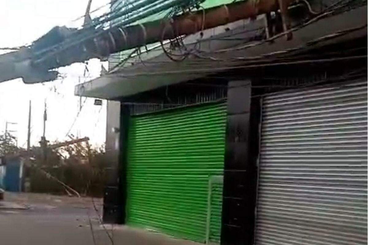 Poste caiu na Avenida Presidente Vargas, em Guarujá