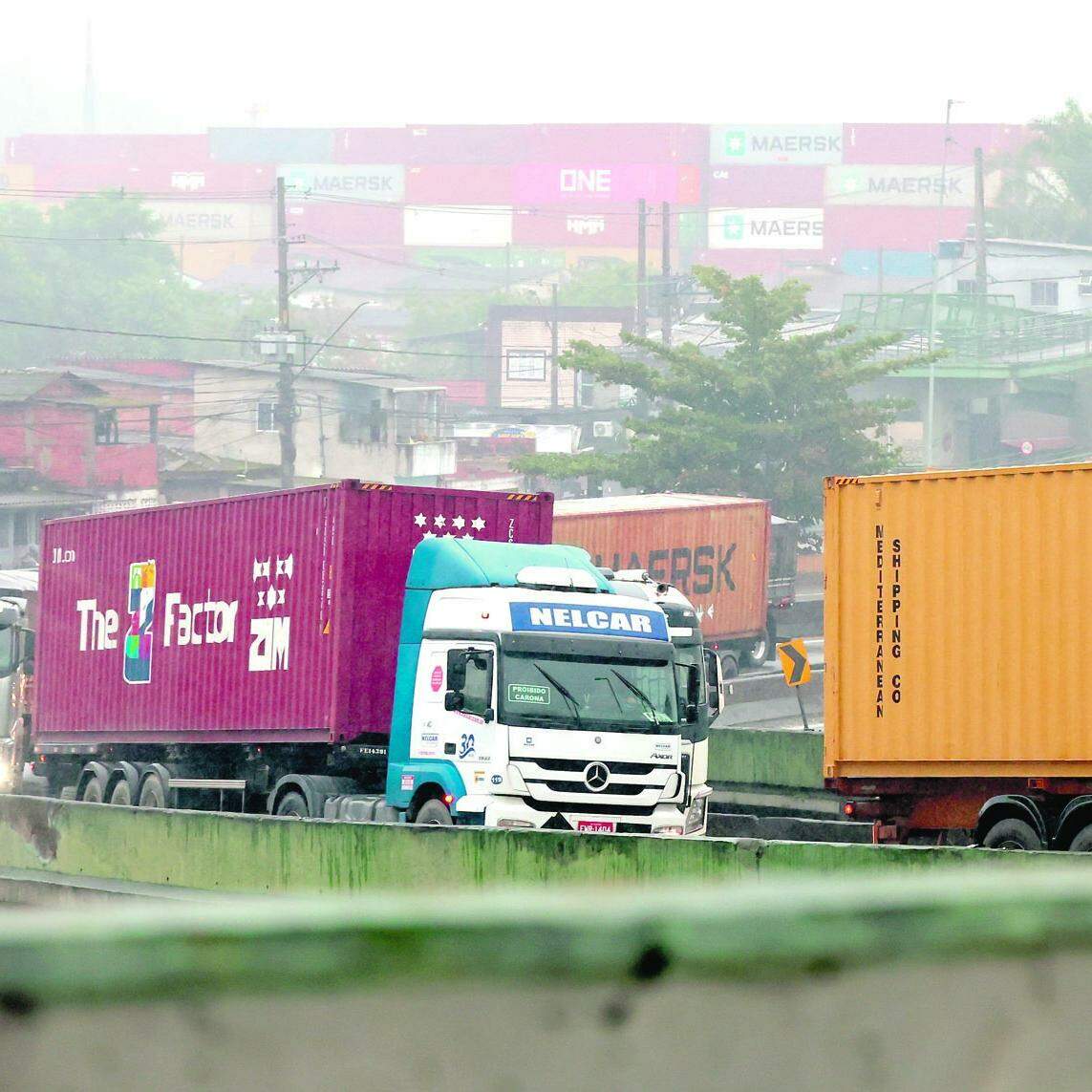 No ano passado, média diária foi de 8.018 caminhões no Porto de Santos, aumento de 23,5% em sete anos
