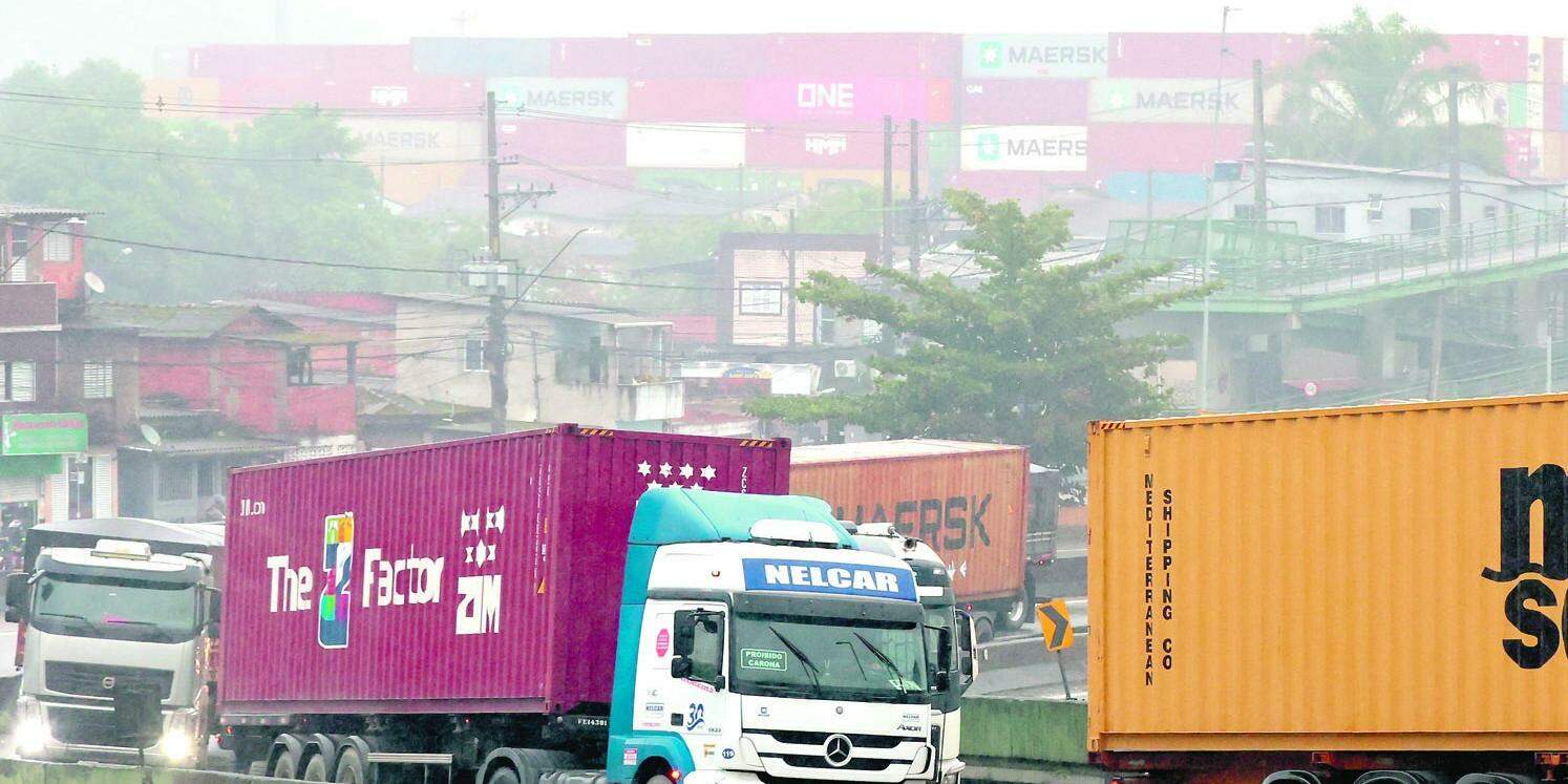 No ano passado, média diária foi de 8.018 caminhões no Porto de Santos, aumento de 23,5% em sete anos