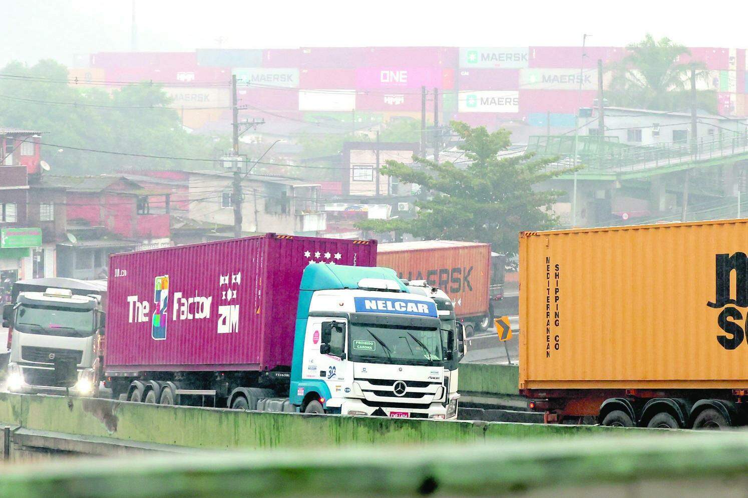No ano passado, média diária foi de 8.018 caminhões no Porto de Santos, aumento de 23,5% em sete anos