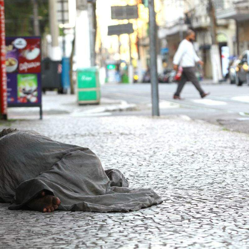 Projeto prevê amparar pessoas em situação de rua quando a temperatura ou a sensação térmica passar de 35 graus