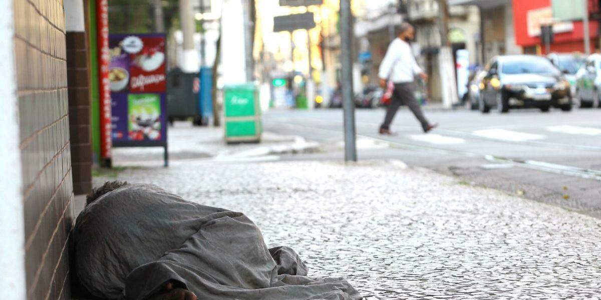 Projeto prevê amparar pessoas em situação de rua quando a temperatura ou a sensação térmica passar de 35 graus