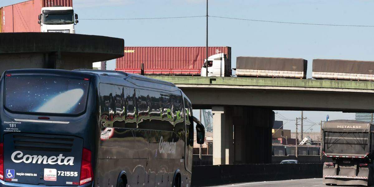 Ônibus de turismo disputam espaços com carros e caminhões de forma rotineira; fluxo na temporada, porém, aumenta e causa transtornos no trajeto até o Porto