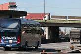 Ônibus de turismo disputam espaços com carros e caminhões de forma rotineira; fluxo na temporada, porém, aumenta e causa transtornos no trajeto até o Porto