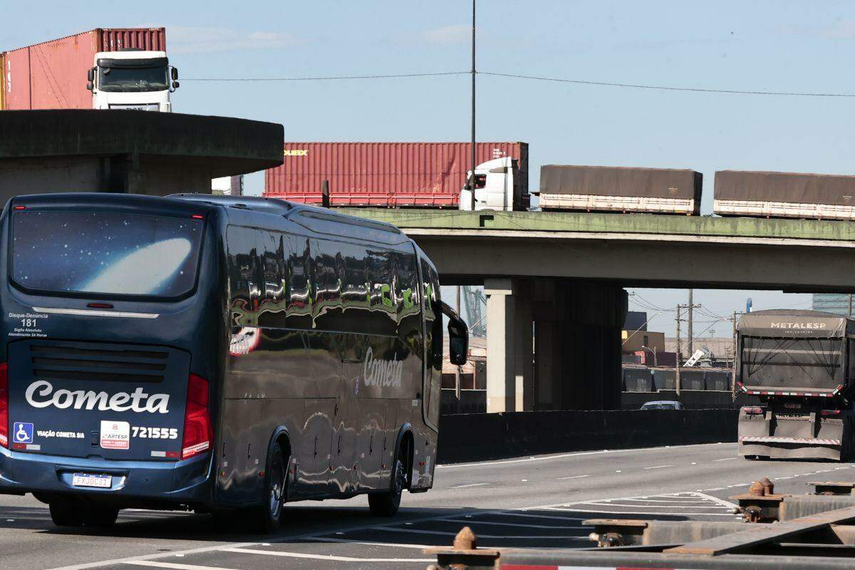 Ônibus de turismo disputam espaços com carros e caminhões de forma rotineira; fluxo na temporada, porém, aumenta e causa transtornos no trajeto até o Porto