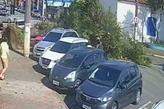 Árvore destruiu quase que totalmente o veículo vermelho, que estava sendo ocupado por um homem e seu filho no momento do incidente
