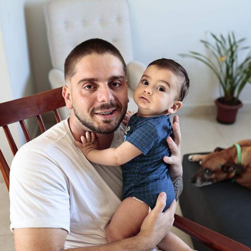Arthur Cunha, de 27 anos, é pai de Caio Mercês Cunha, de 7 meses. Morador de Cubatão, ele conta que a chegada do filho mudou a rotina da família e transformou momentos de cansaço em experiências que considera única