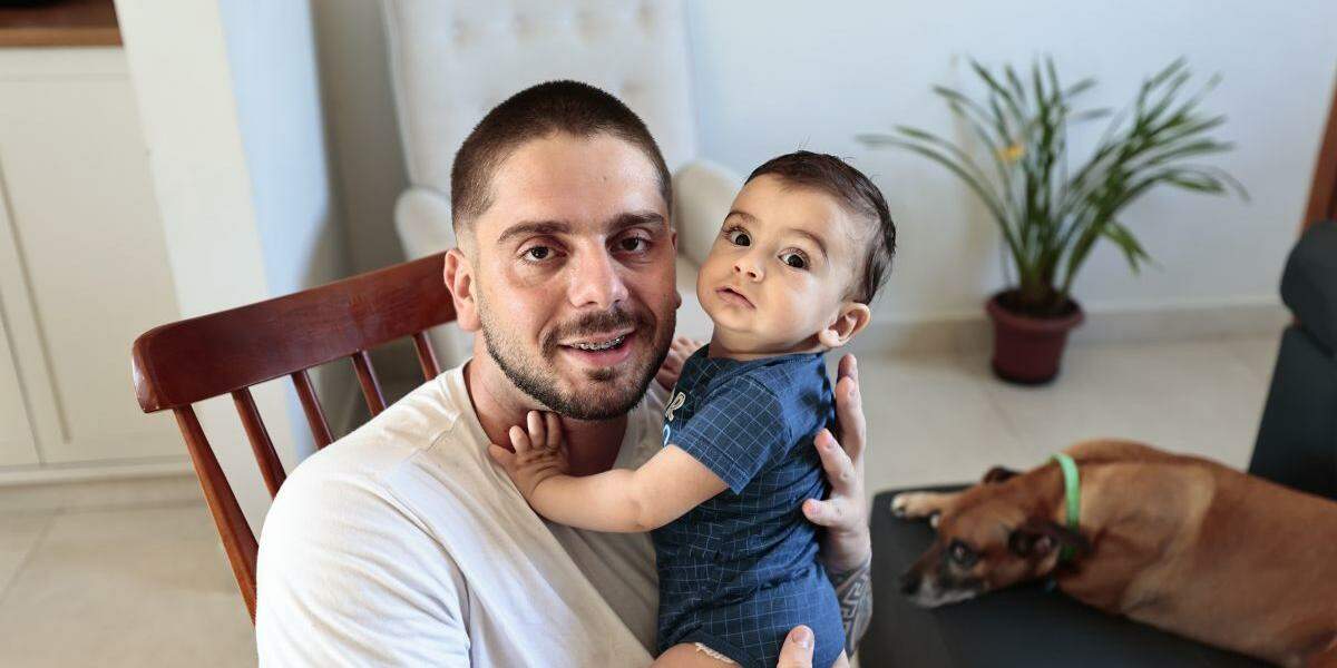 Arthur Cunha, de 27 anos, é pai de Caio Mercês Cunha, de 7 meses. Morador de Cubatão, ele conta que a chegada do filho mudou a rotina da família e transformou momentos de cansaço em experiências que considera única