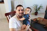 Arthur Cunha, de 27 anos, é pai de Caio Mercês Cunha, de 7 meses. Morador de Cubatão, ele conta que a chegada do filho mudou a rotina da família e transformou momentos de cansaço em experiências que considera única