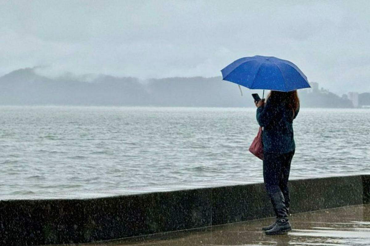 Semana começa chuvosa na Baixada Santista, com efeitos de nova frente fria