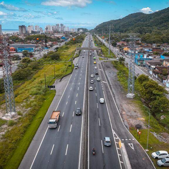As obras de infraestrutura têm como objetivo facilitar os acessos aos bairros, proporcionar retornos mais seguros, organizar os deslocamentos locais e oferecer travessias mais acessíveis para pedestres