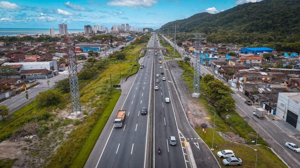 As obras de infraestrutura têm como objetivo facilitar os acessos aos bairros, proporcionar retornos mais seguros, organizar os deslocamentos locais e oferecer travessias mais acessíveis para pedestres