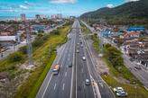 As obras de infraestrutura têm como objetivo facilitar os acessos aos bairros, proporcionar retornos mais seguros, organizar os deslocamentos locais e oferecer travessias mais acessíveis para pedestres