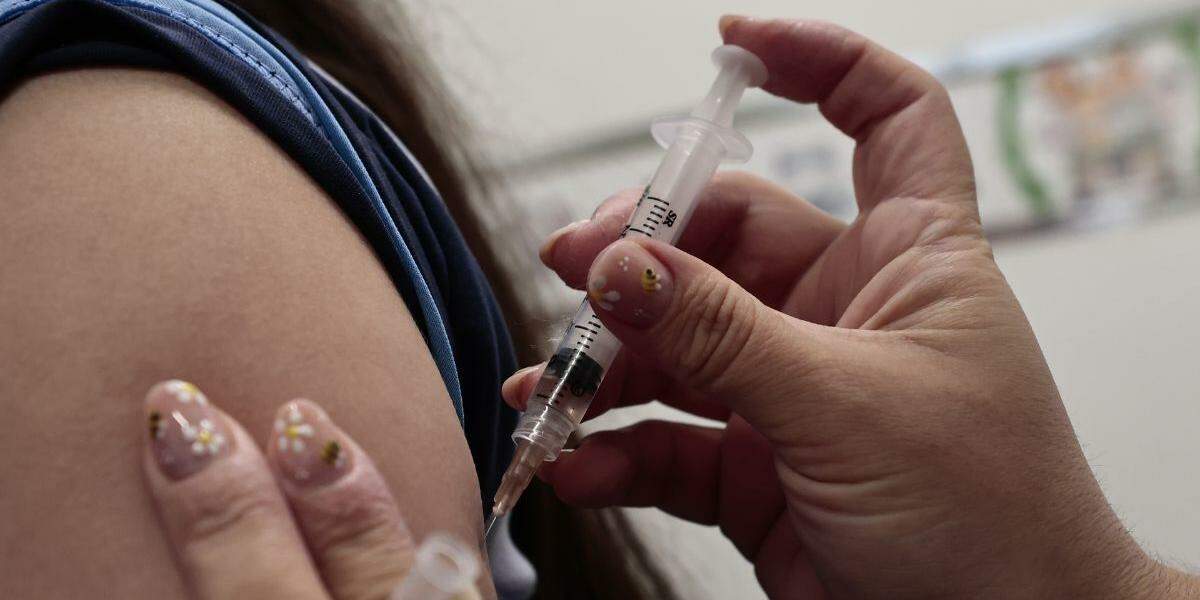 Orientação de especialistas é intensificar a verificação da situação vacinal e atualizar as doses em atraso