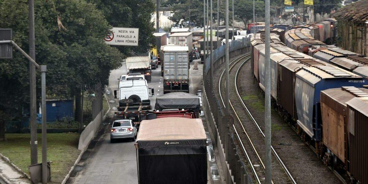 Filas se formam quando volume de caminhões, em poucas horas, supera a capacidade de recebimento dos terminais nos portos brasileiros