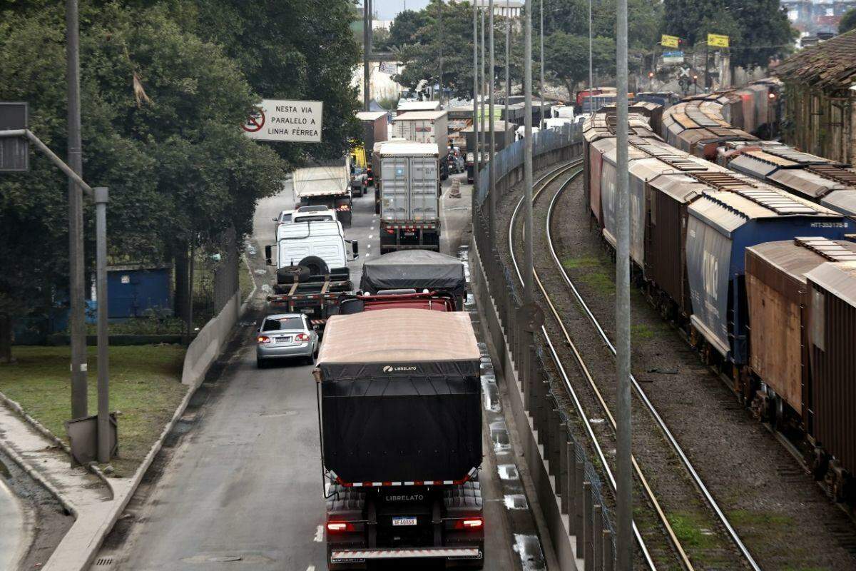 Filas se formam quando volume de caminhões, em poucas horas, supera a capacidade de recebimento dos terminais nos portos brasileiros