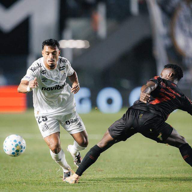 Bem nas Copas do Brasil e Sul-Americana, o Santos de Gabriel Menino vai mal no Brasileirão
