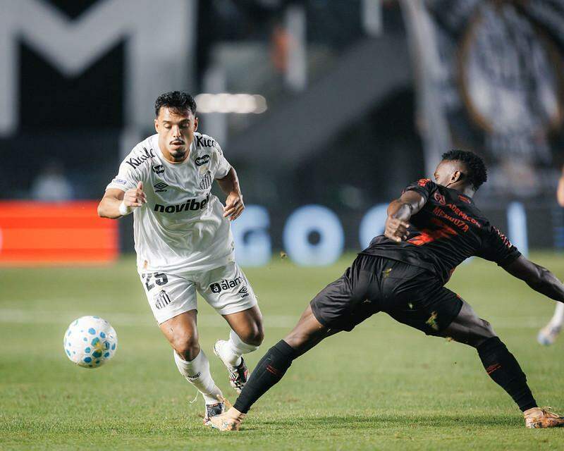 Bem nas Copas do Brasil e Sul-Americana, o Santos de Gabriel Menino vai mal no Brasileirão