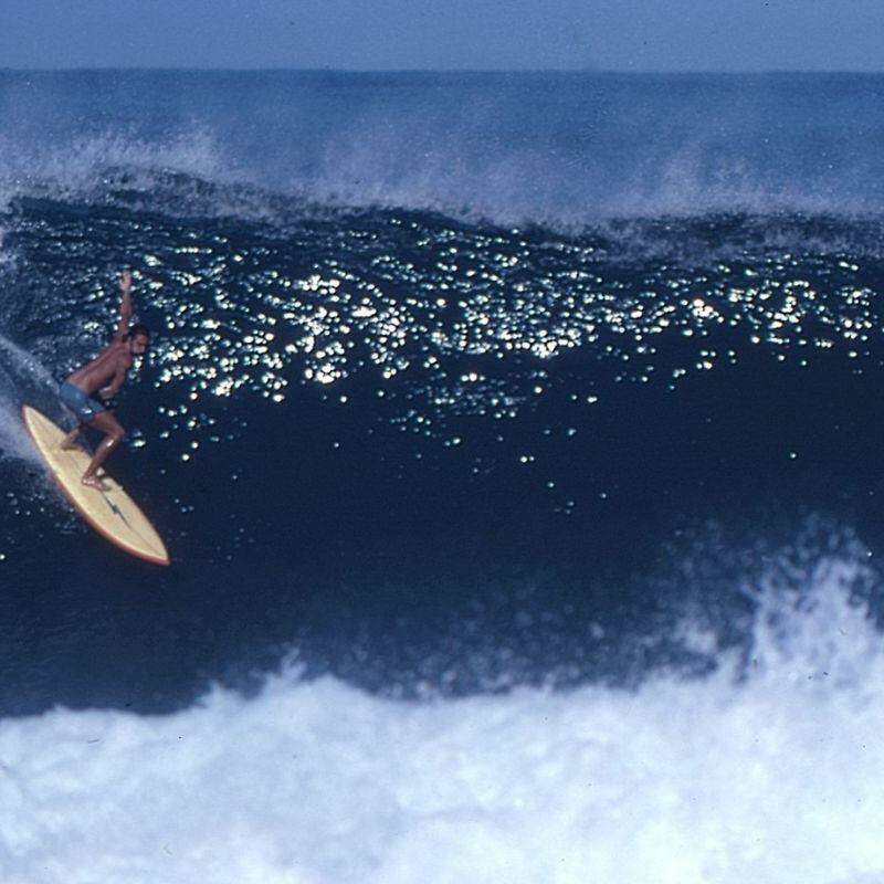 Fabrício Uchôa surfou em Pipeline, no Havaí; esporte levou família para diversos países