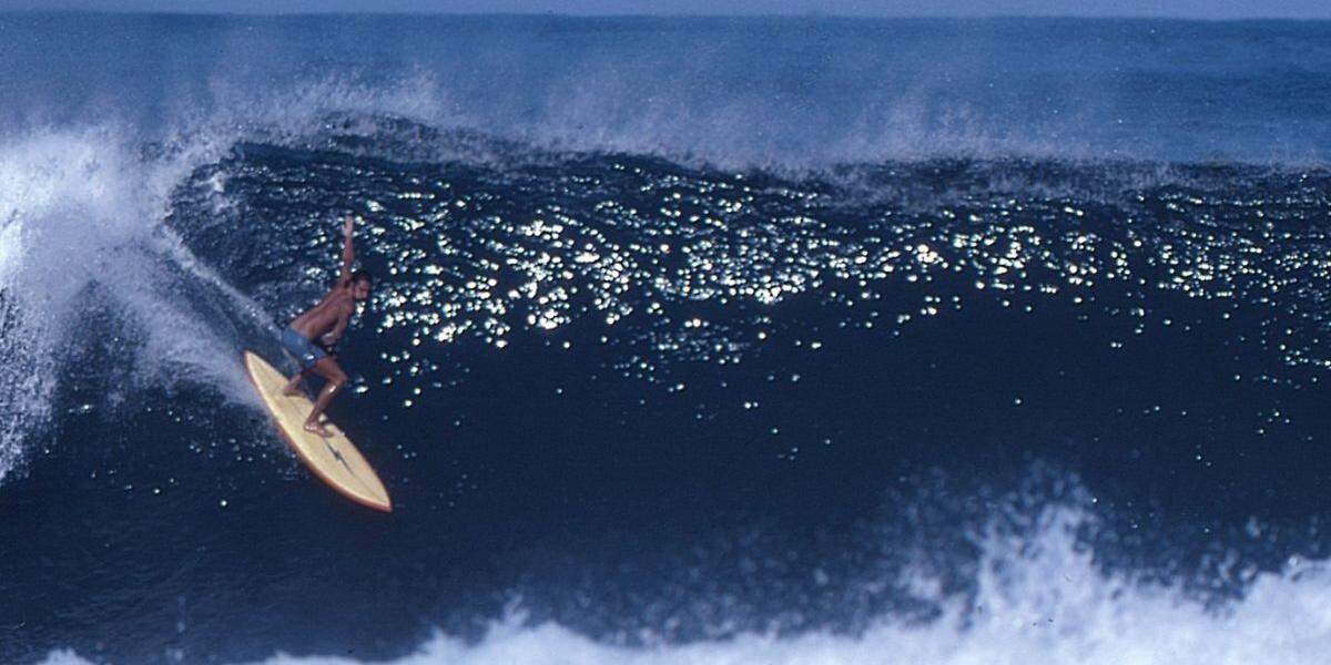 Fabrício Uchôa surfou em Pipeline, no Havaí; esporte levou família para diversos países