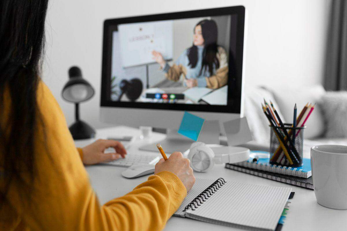 Professores de Educação Básica, orientadores, gestores escolares, licenciados, estudantes de Pedagogia e profissionais das demais áreas da Educação poderão participar do curso BNCC Computação na Prática